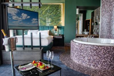 Jacuzzis szoba romantikus hétvégére Siófokon - ✔️ Azúr Prémium Hotel Siófok ✔️ 5* wellness hotel Siófokon