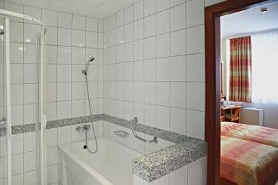 ✔️Hévíz Hotel Carbona - fürdőszoba - ✔️NaturMed Hotel Carbona**** Hévíz ✔️ Akciós Carbona Hotel