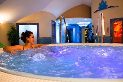 Hotel Kristály jakuzzi-ja a Balatonnál Keszthelyen - ✔️ Kristály Hotel Keszthely**** ✔️ Akciós Kristály Hotel