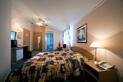 Kristály Hotel szabad kétágyas szobája a Balatonnál romantikus hétvégére - ✔️ Kristály Hotel Keszthely**** ✔️ Akciós Kristály Hotel