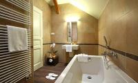 Nyaralás a Balatonnál az Ipoly residence szállodában Balatonfüreden, szép és tágas fürdőszoba a Balatonnál az Ipoly hotelben