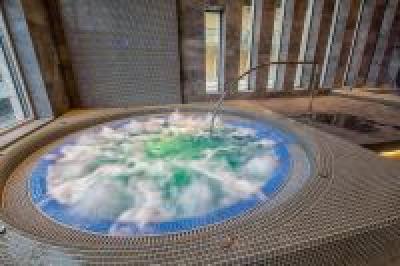 Jacuzzi és medence a Hévízi Bonvital**** Szállodában - ✔️ Bonvital**** Wellness Hotel Hévíz - Akciós félpanziós Wellness Hotel Hévízen